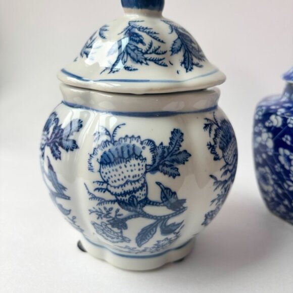 Set of 2 Vintage Blue and White Lidded Chinoiserie Porcelain Vases - Picture 5 of 8